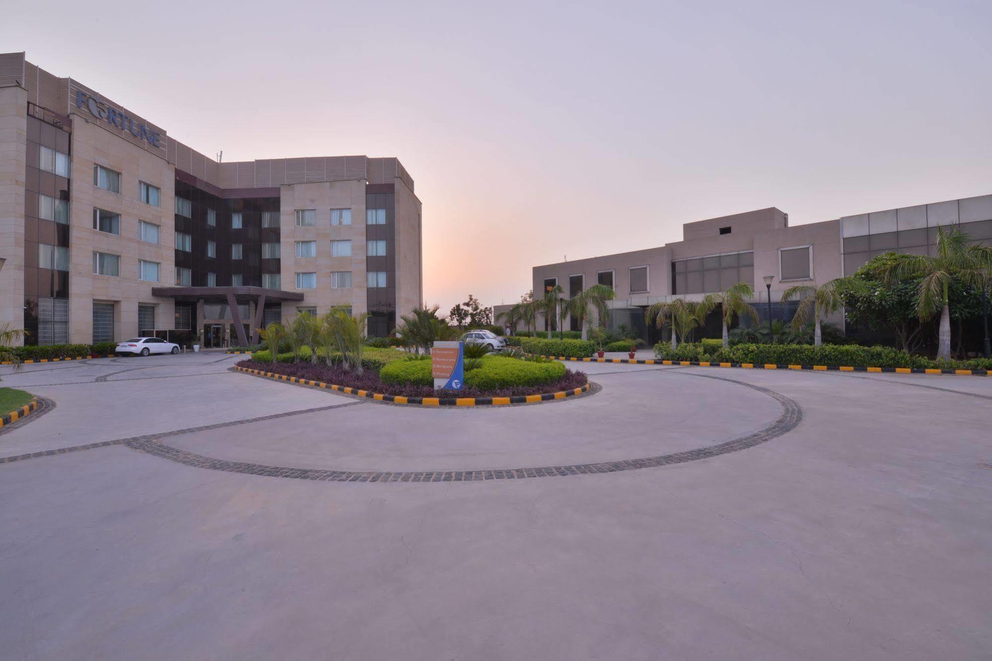 ฟอร์จูน โฮเต็ล พาร์ค ออเรนจ์ สิธาวาลี Hotel Bhiwadi ภายนอก รูปภาพ